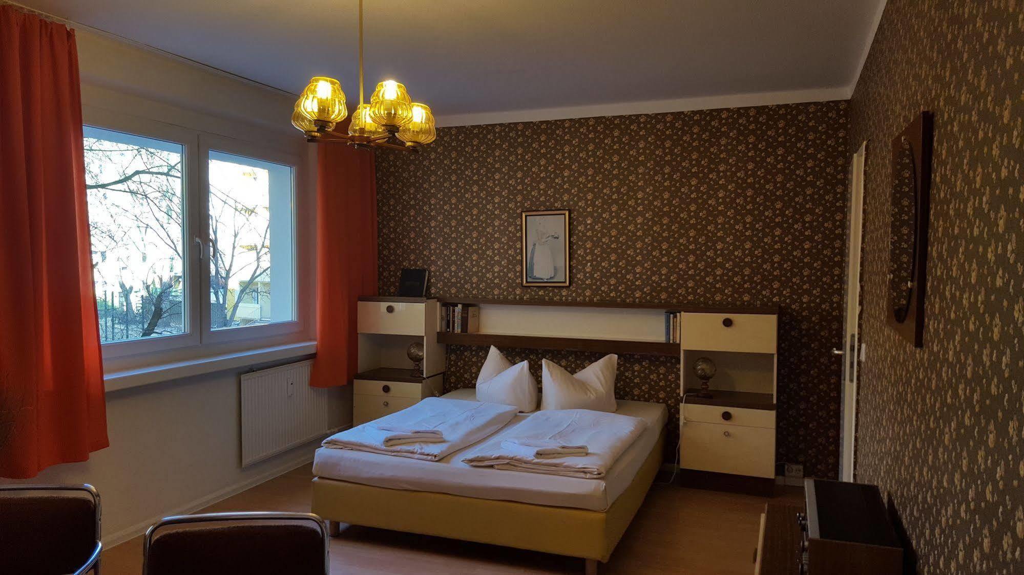 Ostel - Das Ddr Hostel Берлин Экстерьер фото
