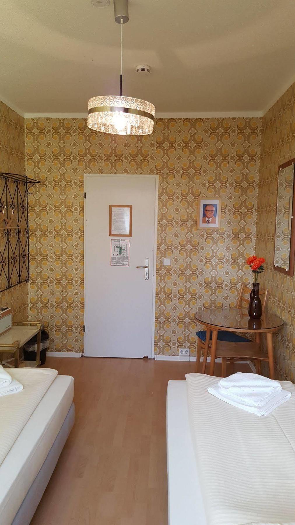 Ostel - Das Ddr Hostel Берлин Экстерьер фото