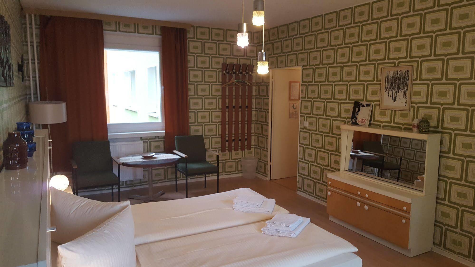 Ostel - Das Ddr Hostel Берлин Экстерьер фото